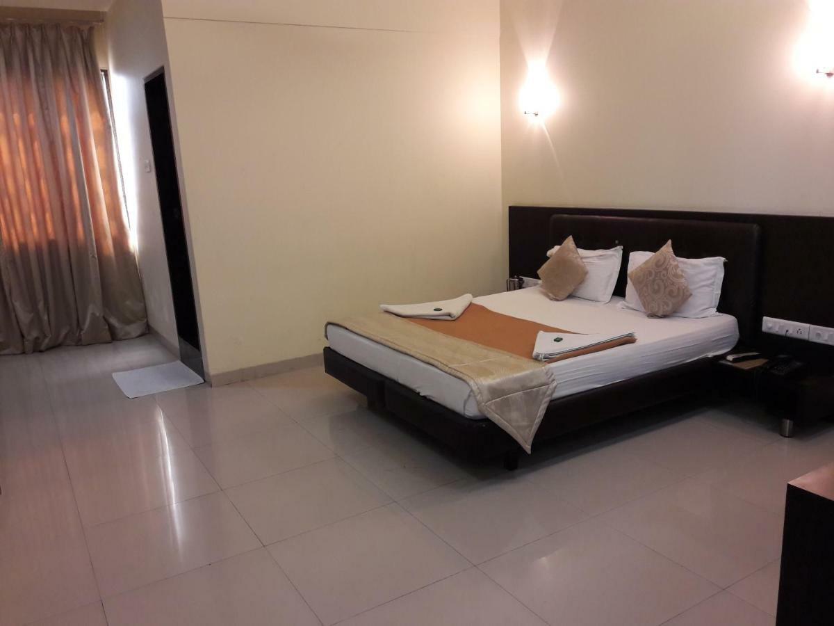 Hotel Western Inn Vasai Exterior photo