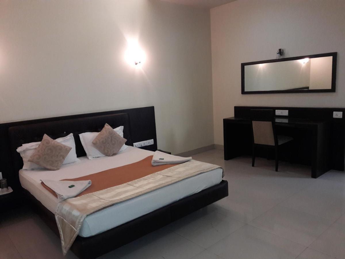 Hotel Western Inn Vasai Exterior photo